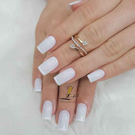 1) Uñas discretas y delicadas para novias