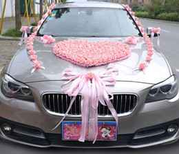 Autos con decoración para los recién casados
