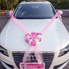 Autos con decoración para los recién casados