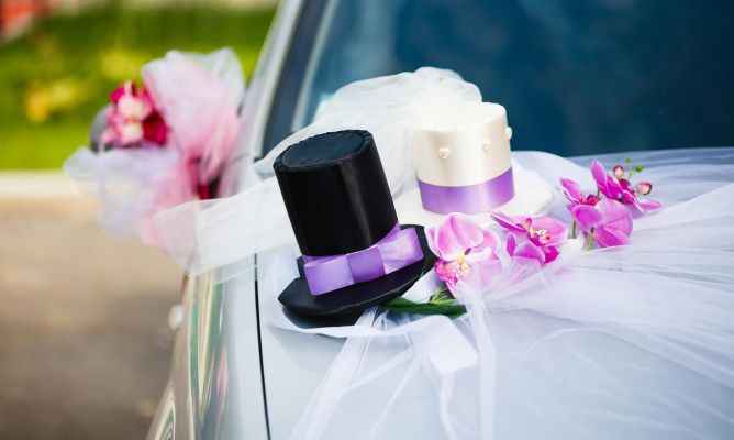 Autos con decoración para los recién casados