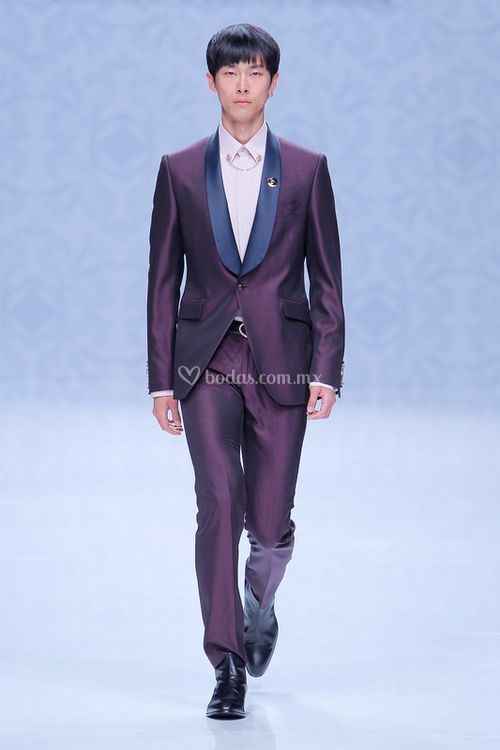 traje morado