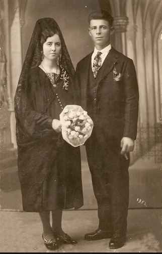 Vestido de novia negro siglo XIX