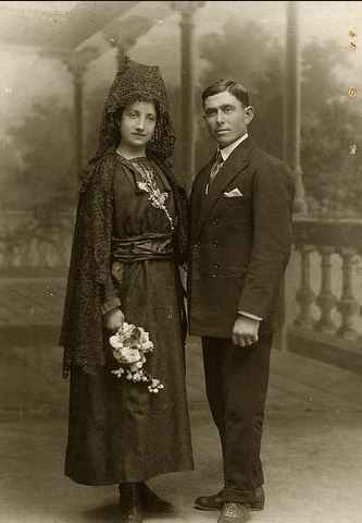 Vestido de novia negro siglo XIX
