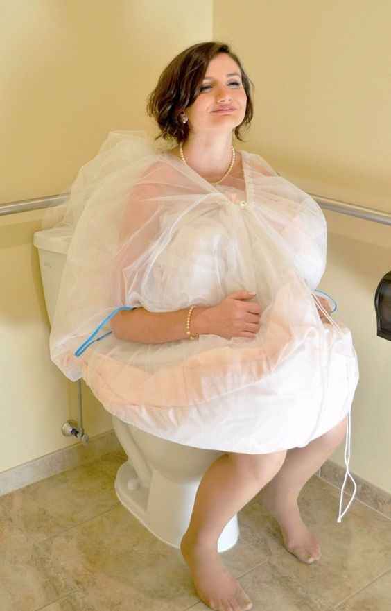 2) hacer pipí en la boda
