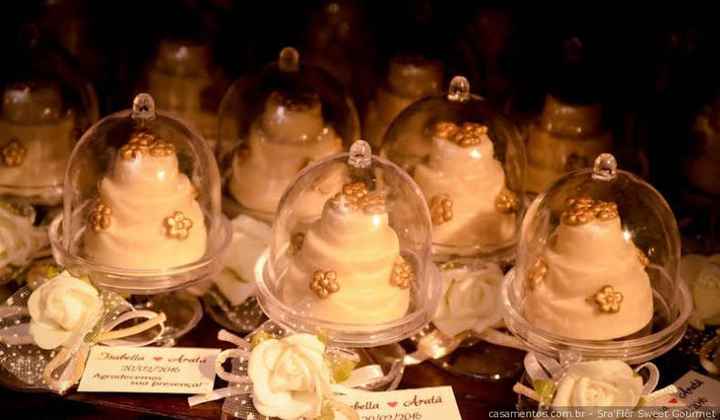 B) Mini pasteles de boda
