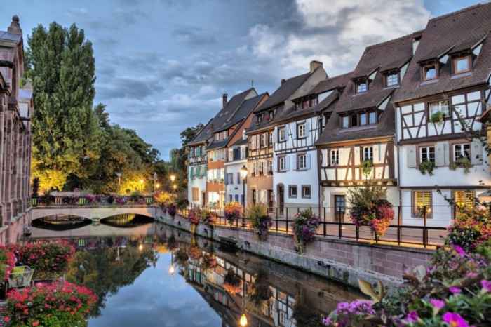 A)    Ciudad con encanto en Francia