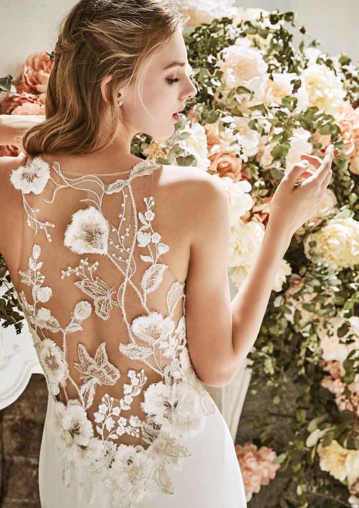 A) Vestido de novia escote espalda 