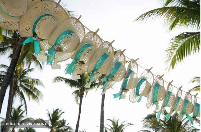 B) Sombreros