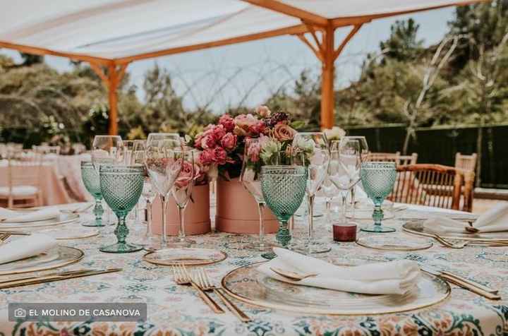 Copas de colores para decorar el banquete - 3