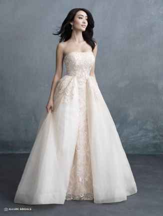 Dos vestidos de novia, 1 voto. Clic aquí 👇 - 2