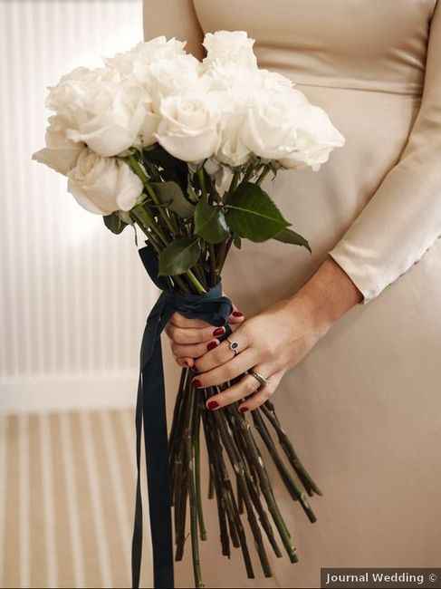 Ramo de rosas blancas con tallo largo, ¿lo compras? - 1