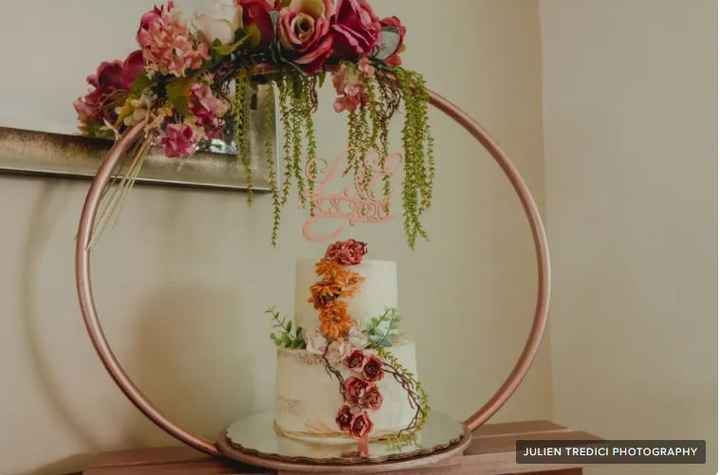 Pasteles con flores llamativas y Cake Hoops #tendencias2022 - 1