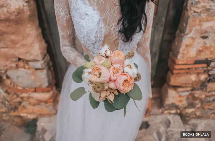 ¿Cuál es color que no puede faltar en tu ramo de novia? 💐 - 1