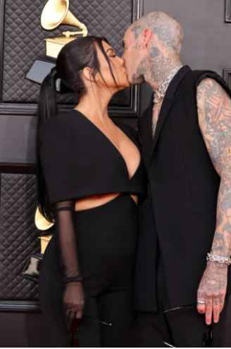 Por fin sabemos el motivo de la felicidad de Kourtney Kardashian y Travis Barker en los Grammy 🥰️ - 