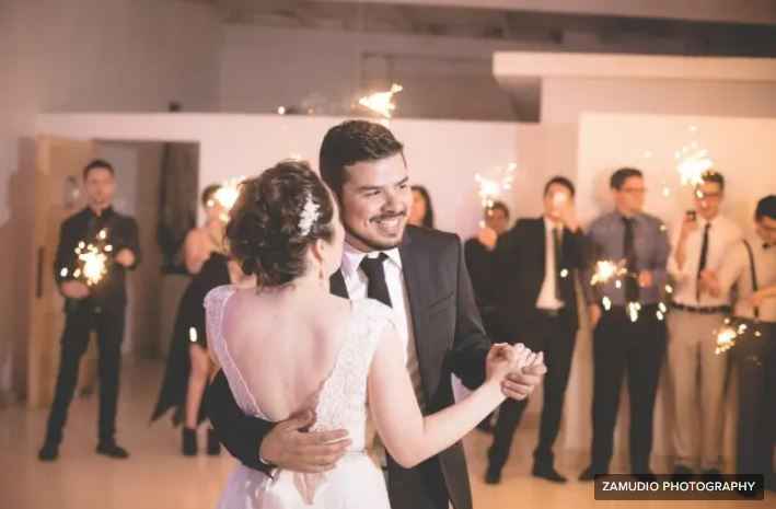 Si tu baile de casados fuera una canción que le gusta a tus padres… 🎁 - 1