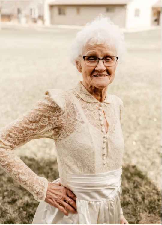 ¿Qué hacer con el vestido de novia después de la boda? Esta abuelita tuvo una hermosa idea 👇 - 2