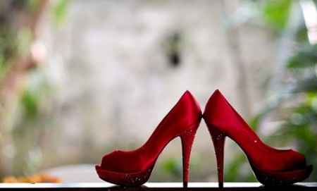 zapatos rojos en razo