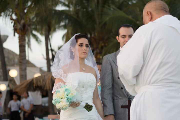 el sacerdote en la misa