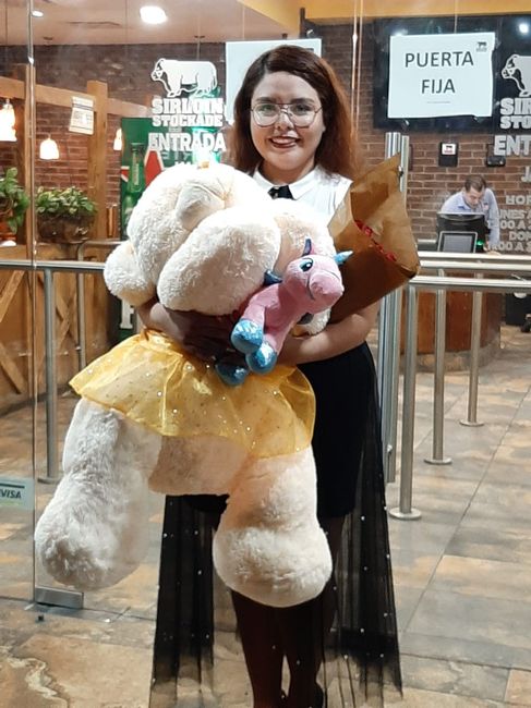 Osa enorme de peluche que no podía con ella jajaja