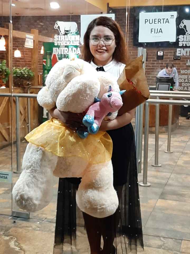 Osa enorme de peluche que no podía con ella jajaja