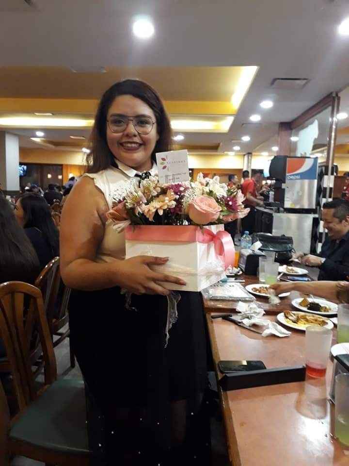 Y este arreglo de flores hermoso 