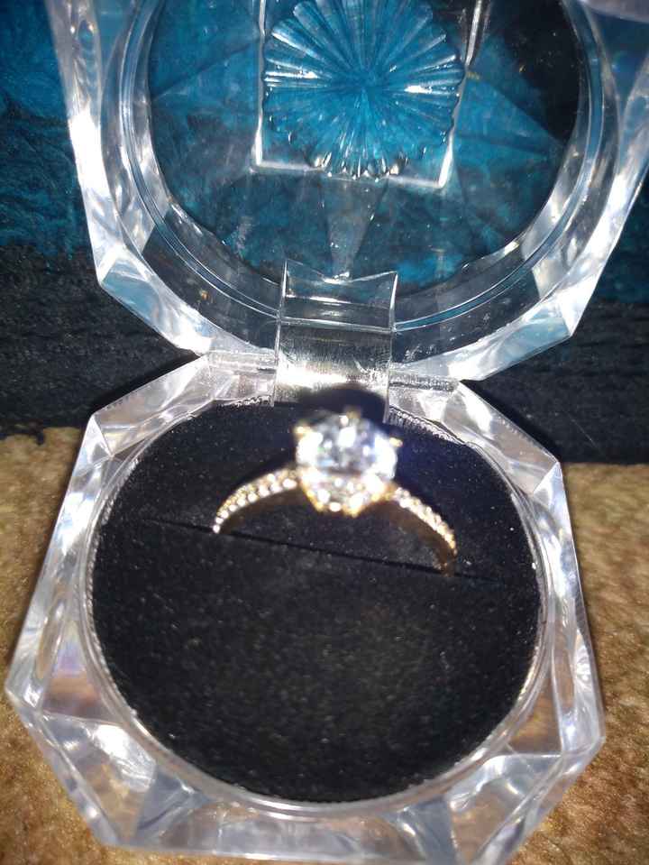 Aquí se los muestro alrededor de la piedra tiene mas piedras pequeñas incrustradas 