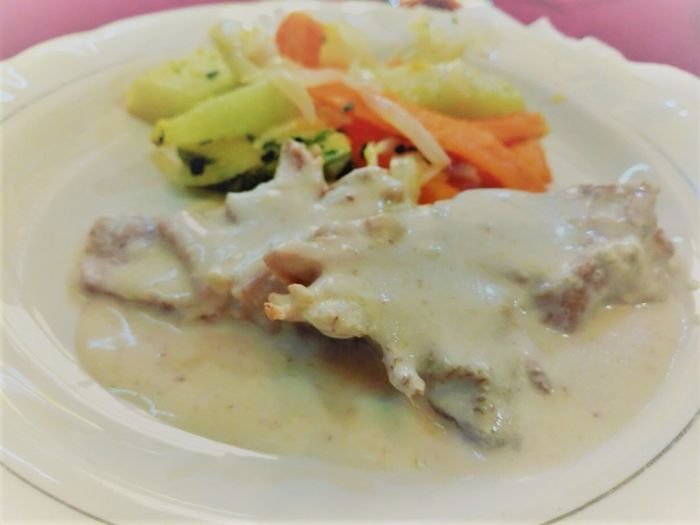 Pierna de cerdo en salsa de nuez