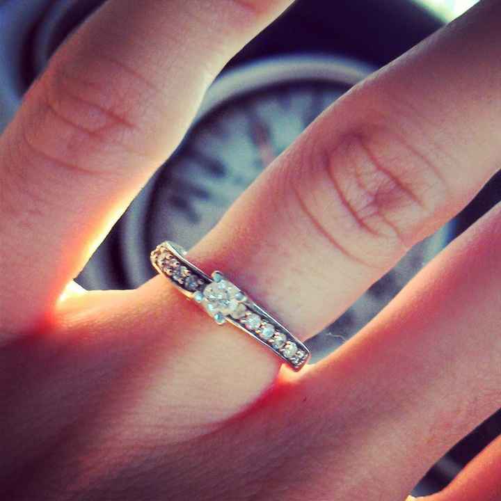 mi hermoso anillo de compromiso¡