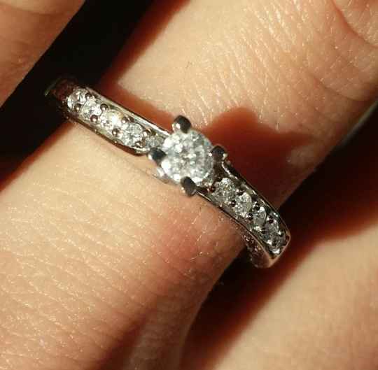 A presumir nuestros anillos de compromiso y la manera en que nos los dieron y/o propusieron matrimon