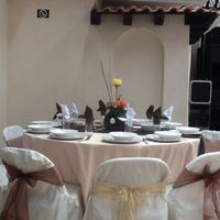 asi sera la mesa solo que sera un camino de mesa marron y el otro dorado como el moño de las sillas