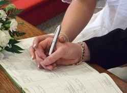 Firmando el Acta de Matrimonio