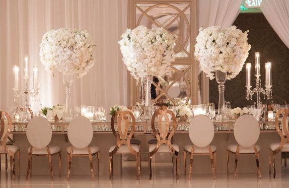 Sillas blancas y rosegold