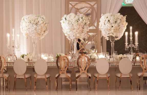 Sillas blancas y rosegold
