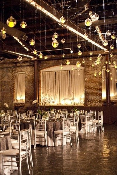 Luces colgantes y mesas chic