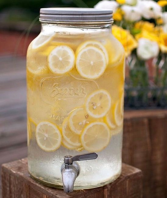 Agua con rodajas de limon