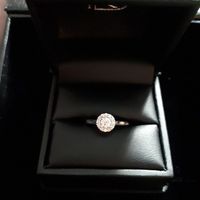 La opción A, aun que mi anillo no es tan clásico como ese, ya que siempre dije que quería algo difer