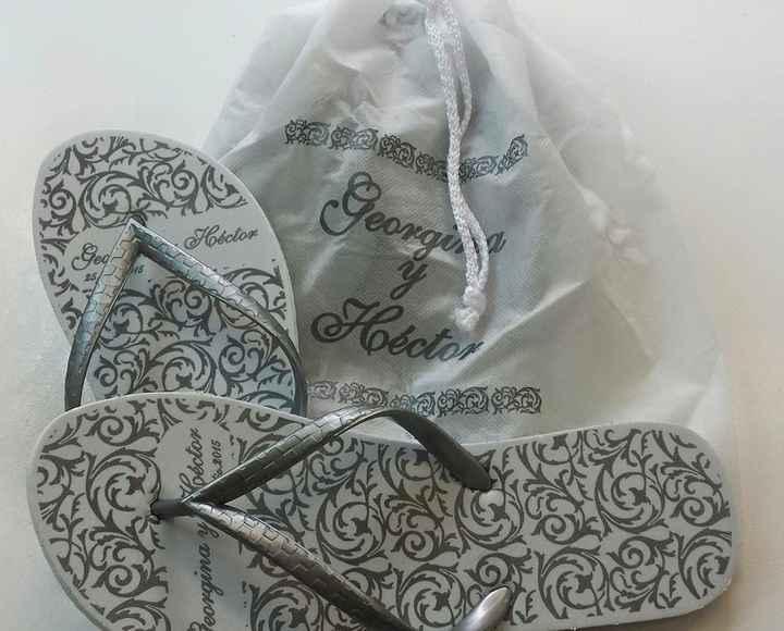 Tambien te da las bolsitas personalizadas, con el color de las sandalias