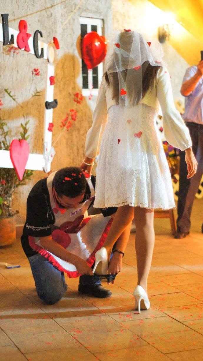 Yo no sabia que en la desdedida te ponen la liga y ya te la quitan en la boda XD XD