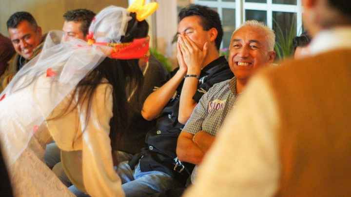 El juego era saber por medio de las rodillas quien era el novio, y me paso algo chusco casi confundo