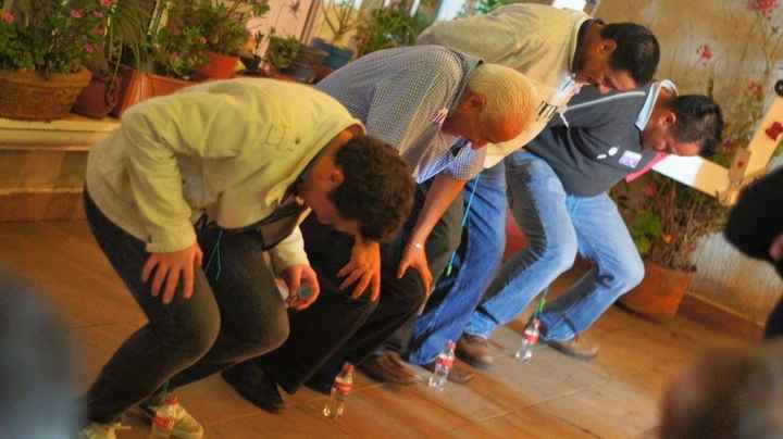 Este juego fue para los hombres en el cual, tenian amarrado un chile serrano en la cintura y tenian 