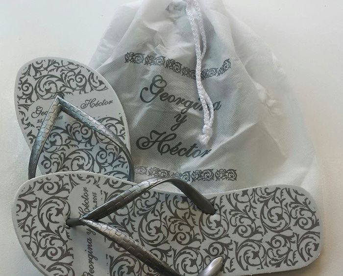 Tambien te da las bolsitas personalizadas, con el color de las sandalias