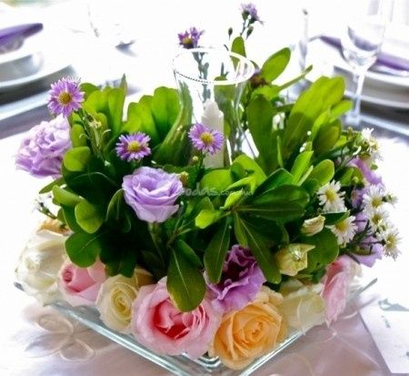 Centro de mesa con rosas en tonos claros