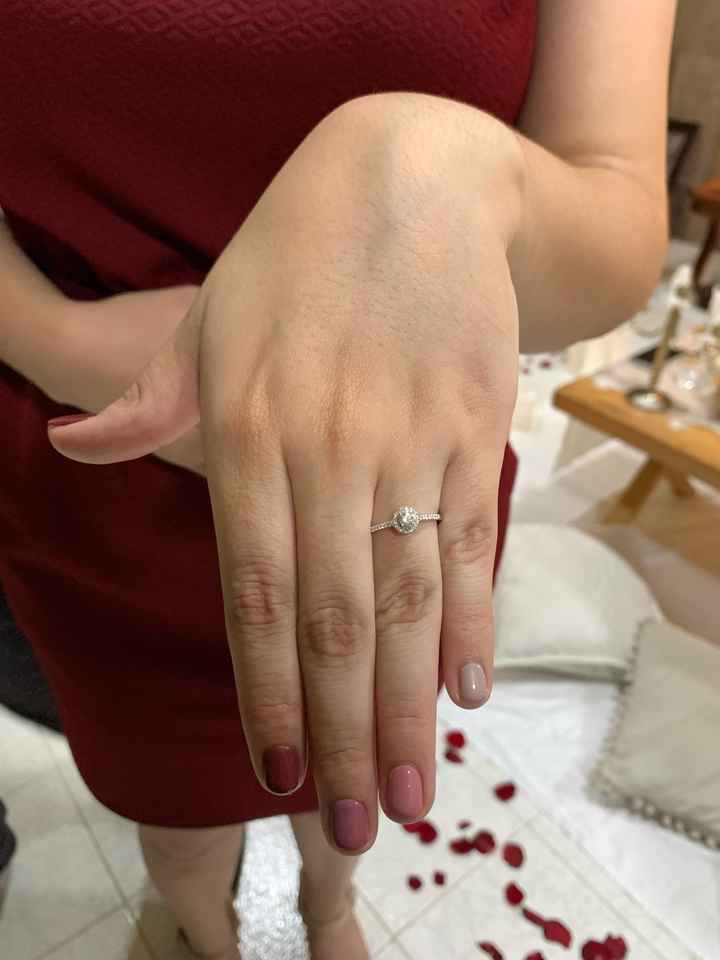 📸 Publica una foto mostrando su anillo de compromiso o alianza de boda - 1