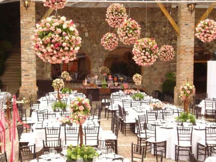 Centros de mesa y arreglos de salon e iglesia... - 1