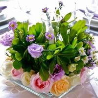 Centro de mesa con rosas en tonos claros