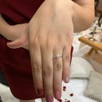 📸 Publica una foto mostrando su anillo de compromiso o alianza de boda - 1