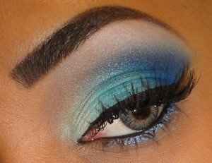 maquillaje en azul turquesa