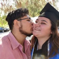 ¿Quién crees que es más probable que salga con los ojos cerrados en las fotos?🎁 - 1