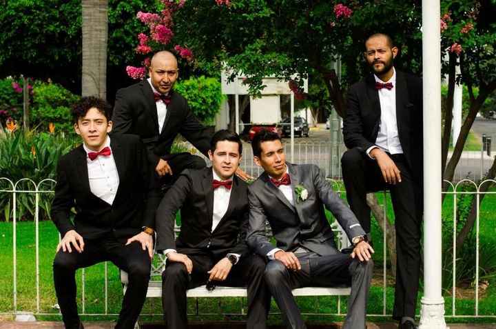 Damas en color vino pero y los acompañantes que color de trajeee? 🤤 - 1