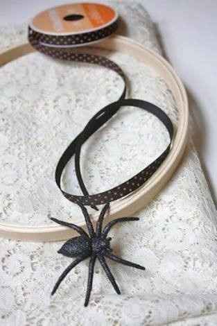 araña en el vestido